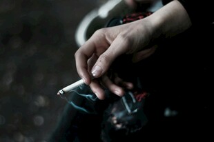 手持香烟的手部特写