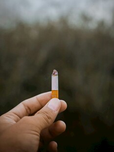 手持香烟特写