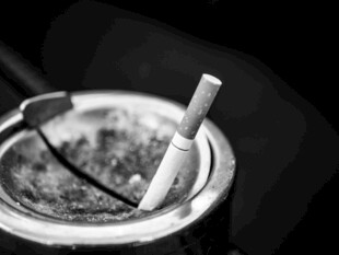 烟灰缸中的香烟