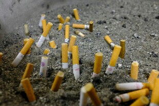 地面散落的大量香烟烟头