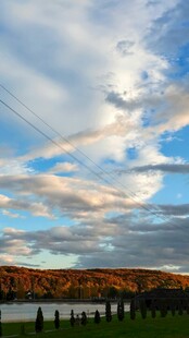 湖畔彩云下的美丽景致