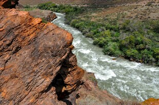悬崖边湍急河流景观