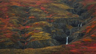 秋日山间绚丽多彩的景致