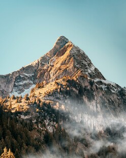 金色山峰云雾缭绕美景