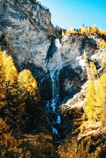 山间壮丽瀑布与秋日美景