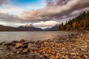 湖畔秋景