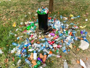 垃圾遍地的脏乱户外场景