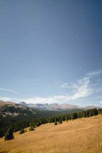 广袤草原与远处山峦美景