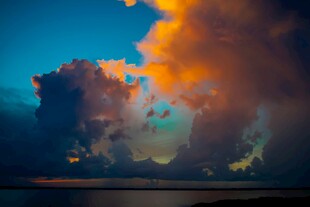 壮丽天空下的绚烂云彩