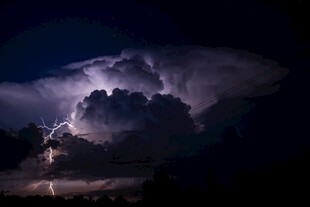 夜空中的闪电与厚重云层