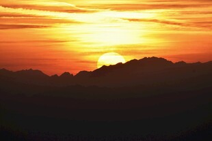 日落时分的壮丽天际线