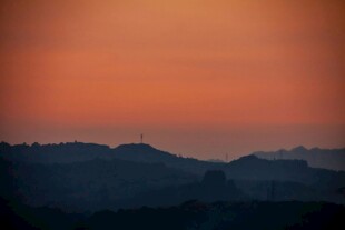 日落时分的山峦美景