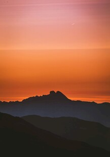 日落时分的壮丽山峦