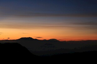 山间壮丽日落美景