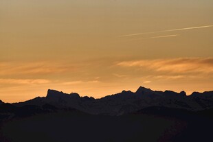 黄昏下的山峦美景