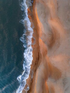 海浪轻吻沙滩的美丽瞬间