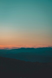 黄昏时分的山峦美景