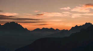 日落时分的壮丽山峦景色