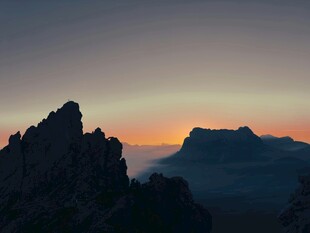 日出时的壮丽山景