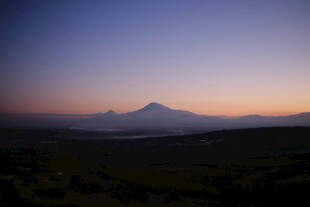 黄昏下的远山美景
