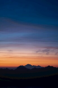 日落时分的壮丽山景