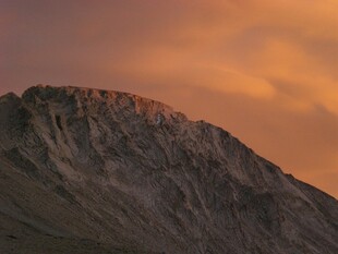 夕阳下的巍峨山峰