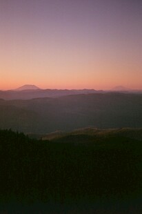 黄昏山峦间的朦胧美景