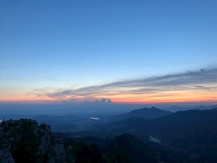 山顶壮丽日出景观