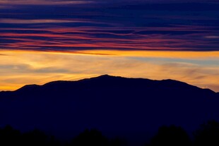 日落时分的山峦剪影