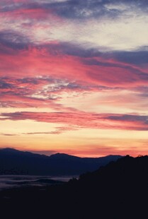 壮丽晚霞下的山峦美景