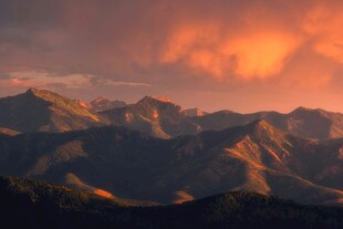 壮丽晚霞下的连绵山脉