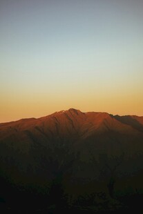 黄昏下的山峦美景
