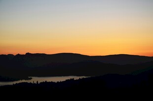 日落时分的山水美景