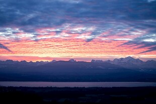 壮丽晚霞下的山脉景观