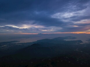 黄昏时分的壮丽山海景观
