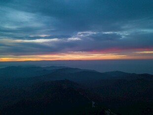 壮丽山间晚霞美景