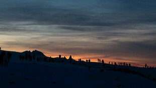 雪野上的壮丽日落景观