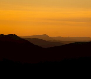 黄昏下的连绵山脉