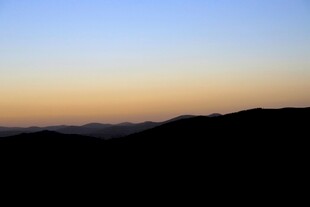 黄昏下的山峦剪影