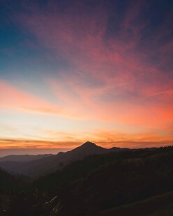 壮丽晚霞下的山峦美景