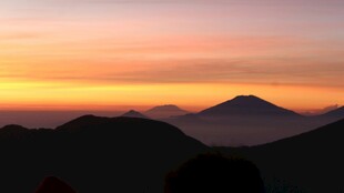 日出时分的壮丽山峦景色