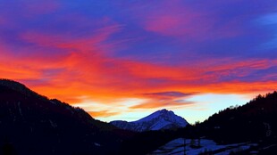 壮丽晚霞下的山峦美景