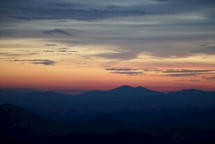 黄昏时分的山峦与绚丽天空