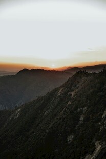 日暮下的山峦美景