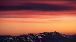 壮丽山巅的绚烂日落