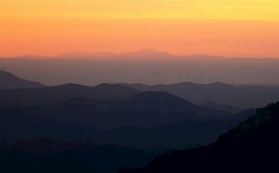 壮丽山峦间的绝美日落