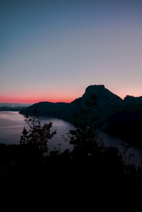日出时分的山水美景
