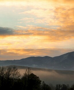 山间晨雾中的绚烂霞光