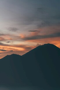 日落时分的山峦剪影