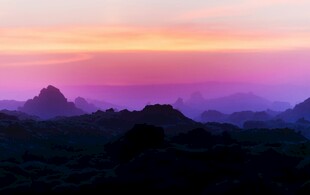 日落时分的山峦美景